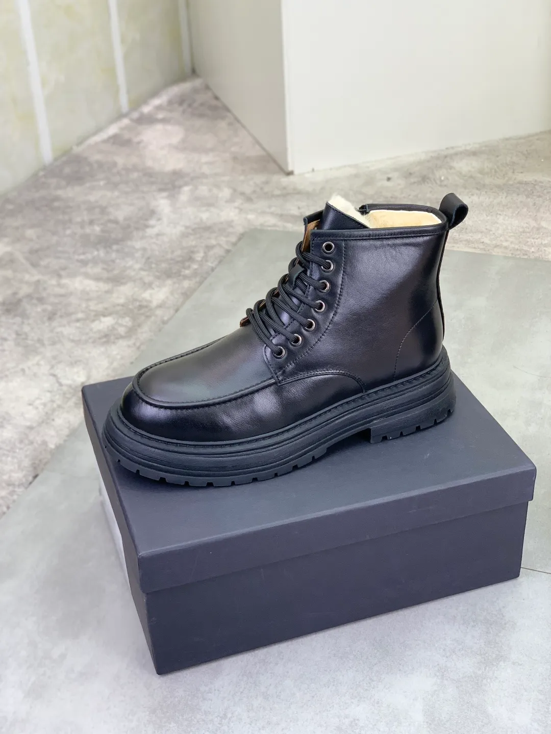 Men's men's shoes 💰P660 New arrival 🆕🆕🆕 IUGGI Men's British retro Martin boots Winter new men's outdoor hiking boots First layer of cowhide on the outside and wool on the inside Comfortable and warm Rubber sole sole Non-slip and firm Trendy and fashionable Casual and versatile Size: 38-44 (45 customized) Color: three colors